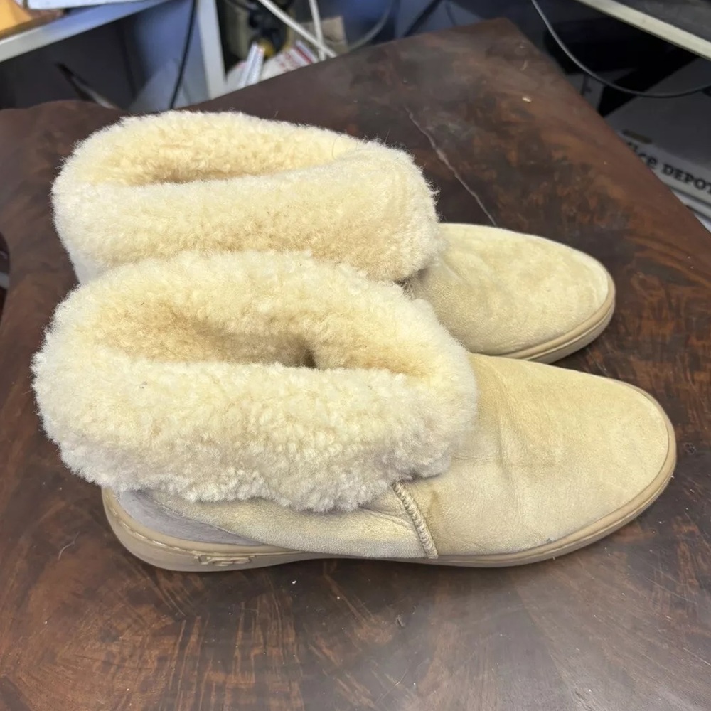 UGG beige snow boots women’s 9 short pull on suede sheepskin